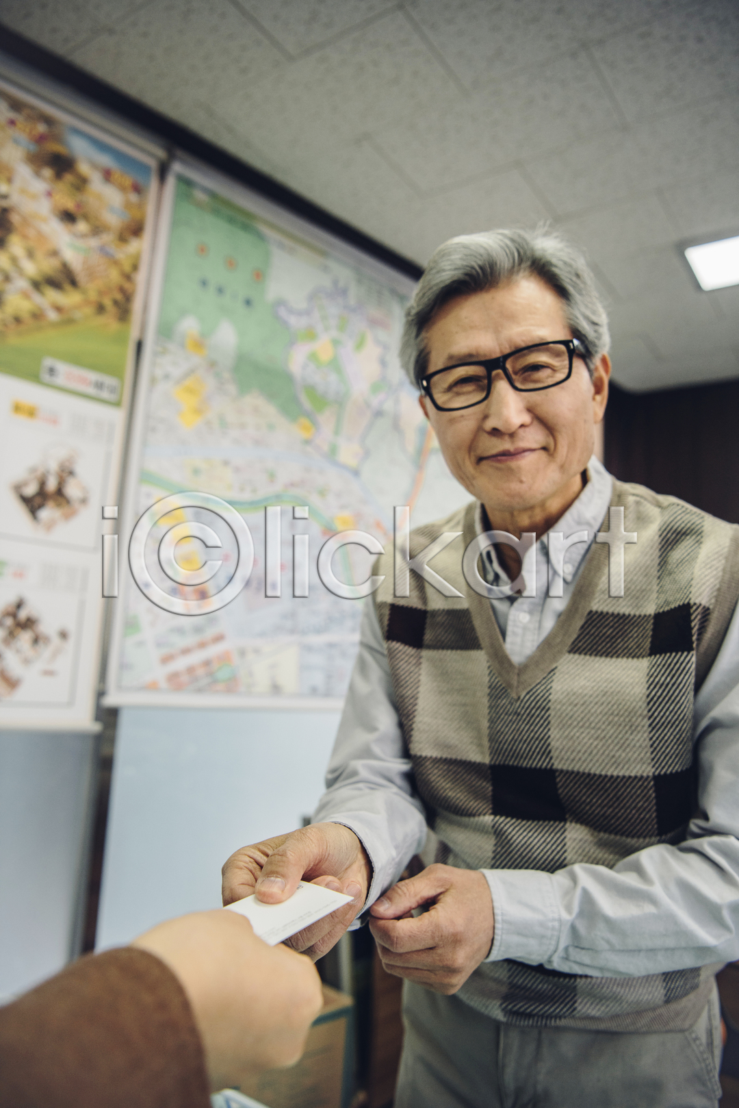 실버취업 60대 남자 노년 두명 사람 성인만 신체부위 한국인 JPG 앞모습 포토 국내포토 명함 부동산 부동산중개업 부동산중개인 상반신 서기 손 실내 안경낌 주기 지도