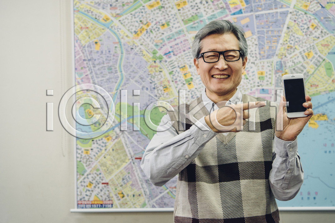 실버취업 60대 남자 노년 노인남자한명만 사람 한국인 한명 JPG 앞모습 포토 가리킴 국내포토 미소(표정) 부동산 부동산중개업 부동산중개인 상반신 서기 스마트폰 실내 안경낌 지도