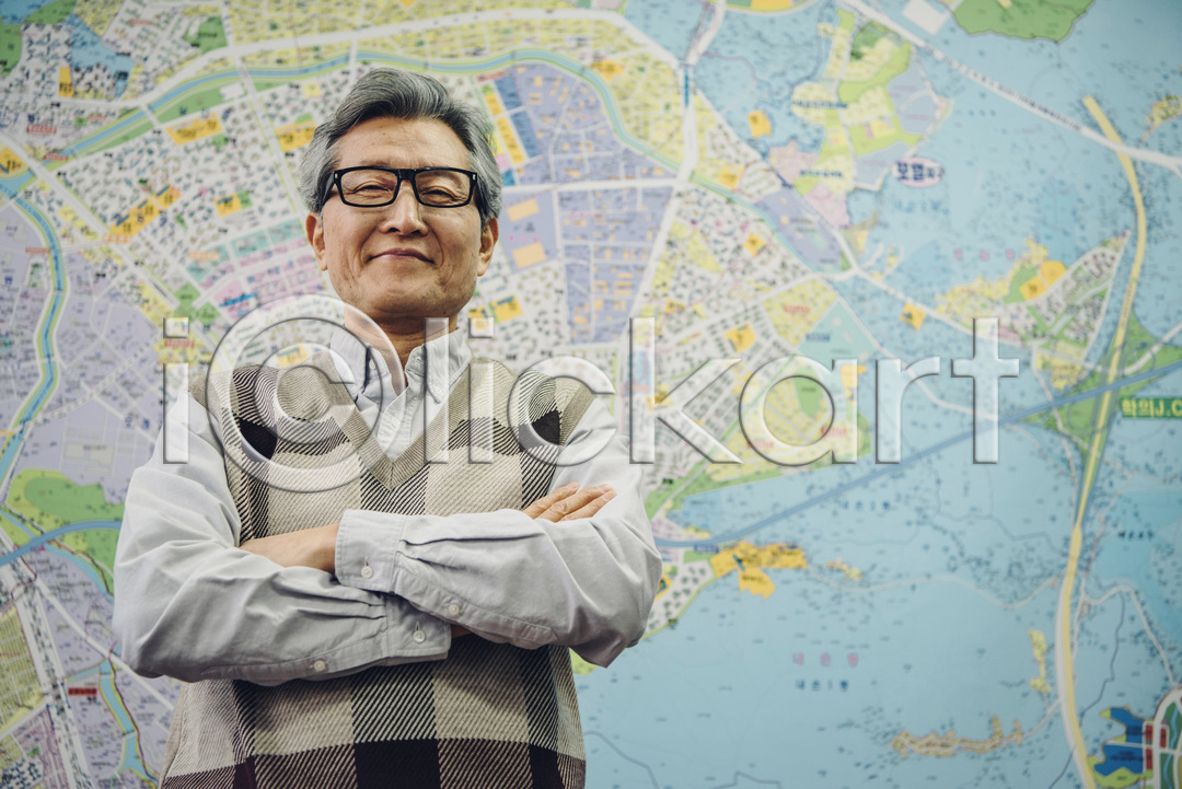 실버취업 60대 남자 노년 노인남자한명만 사람 한국인 한명 JPG 로우앵글 앞모습 포토 국내포토 미소(표정) 부동산 부동산중개업 부동산중개인 상반신 서기 실내 안경낌 지도 팔짱