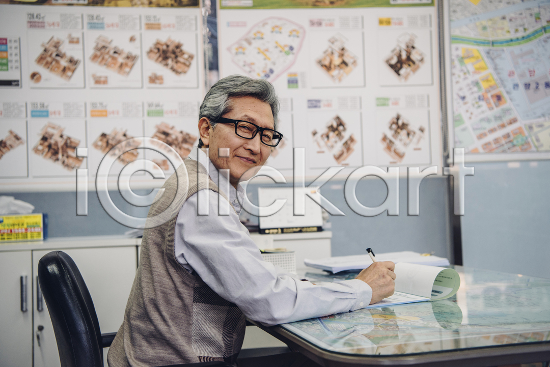실버취업 60대 남자 노년 노인남자한명만 사람 한국인 한명 JPG 옆모습 포토 국내포토 기록 문서 미소(표정) 부동산 부동산중개업 부동산중개인 상반신 실내 안경낌 앉기 지도 책상