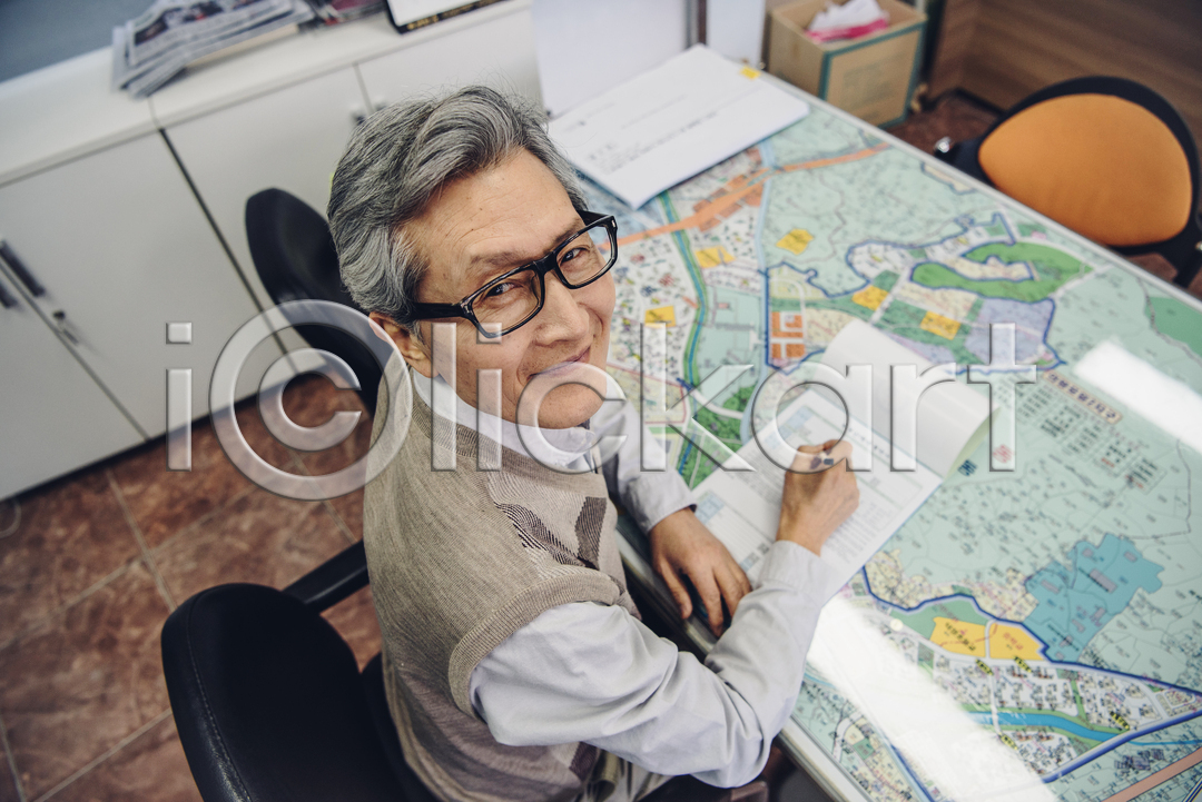 실버취업 60대 남자 노년 노인남자한명만 사람 한국인 한명 JPG 앞모습 포토 하이앵글 국내포토 기록 문서 미소(표정) 부동산 부동산중개업 부동산중개인 상반신 실내 안경낌 앉기 올려보기 지도