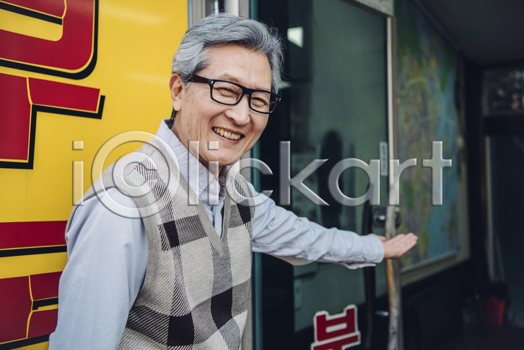 실버취업 60대 남자 노년 노인남자한명만 사람 한국인 한명 JPG 앞모습 포토 국내포토 미소(표정) 부동산 부동산중개업 부동산중개인 상반신 서기 안경낌 안내 야외 주간 친절