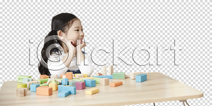 사람 소녀한명만 어린이 여자 한국인 한명 PNG 앞모습 편집이미지 나무블록 미소(표정) 블록 상반신 앉기 응시 책상 턱괴기 편집소스