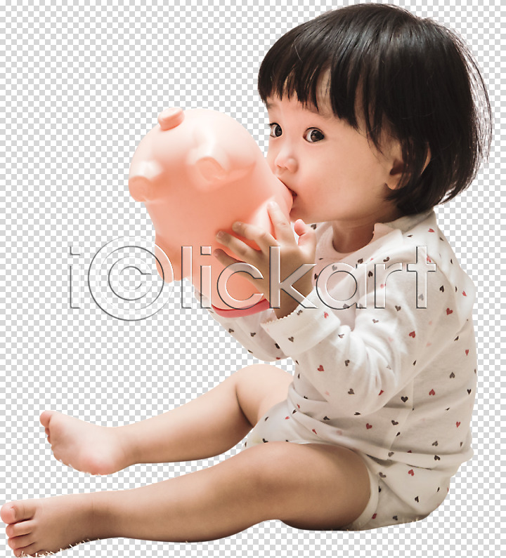 사람 아기 여자 여자아기한명만 한국인 한명 PNG 옆모습 편집이미지 금융의날 돼지저금통 들기 앉기 응시 전신 편집소스