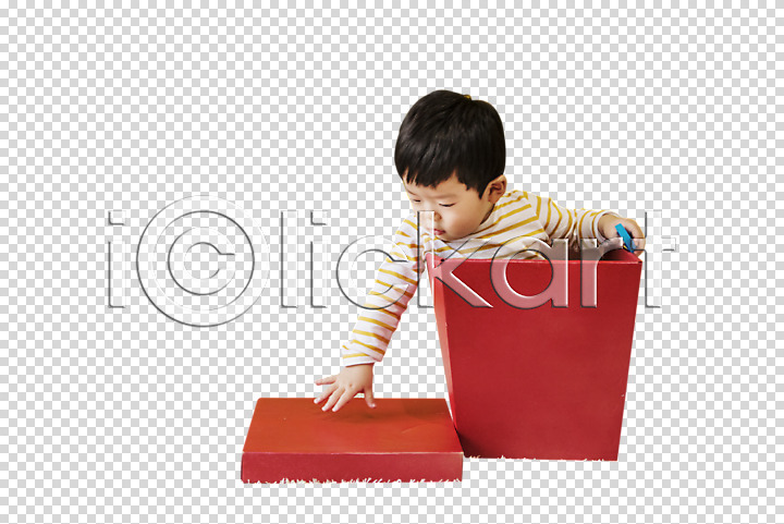 남자 남자아기한명만 사람 아기 한국인 한명 PNG 앞모습 편집이미지 들기 뚜껑 만지기 바구니 상반신 상자 앉기 응시 장난감 편집소스