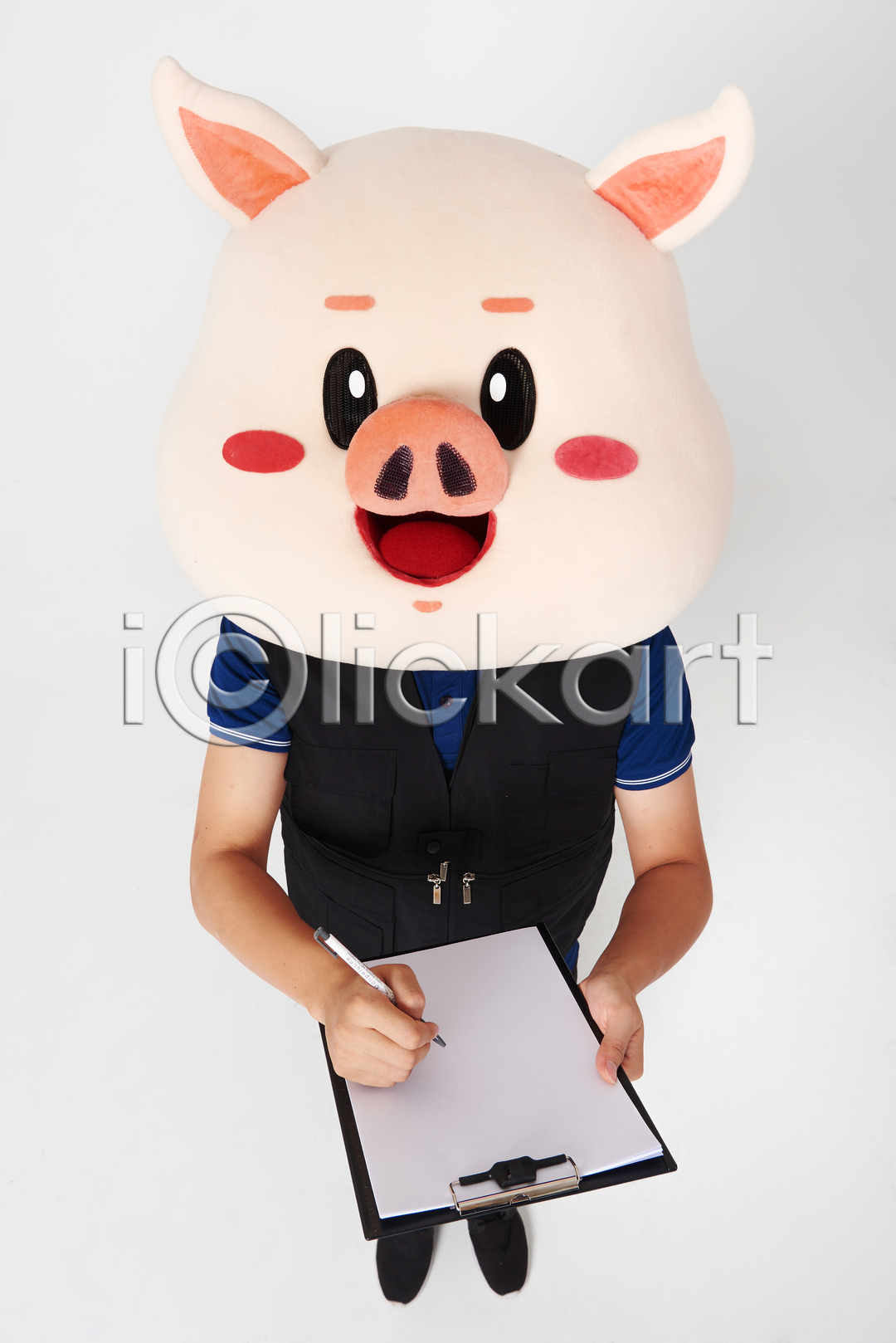 20대 남자 사람 성인 성인남자한명만 한국인 한명 JPG 앞모습 포토 하이앵글 국내포토 기록 동물탈 돼지 돼지캐릭터 배달원 배송 서기 스튜디오촬영 실내 인형탈 전신 파일 펜 흰배경