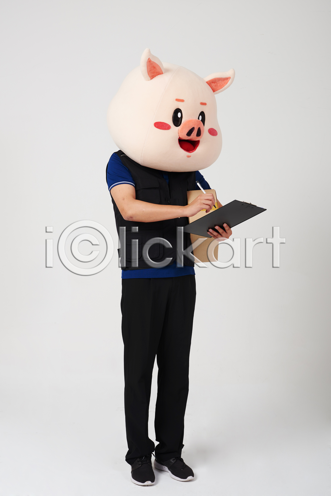 20대 남자 사람 성인 성인남자한명만 한국인 한명 JPG 옆모습 포토 국내포토 기록 동물탈 돼지 돼지캐릭터 들기 배달원 배송 스튜디오촬영 실내 인형탈 전신 택배상자 파일 흰배경