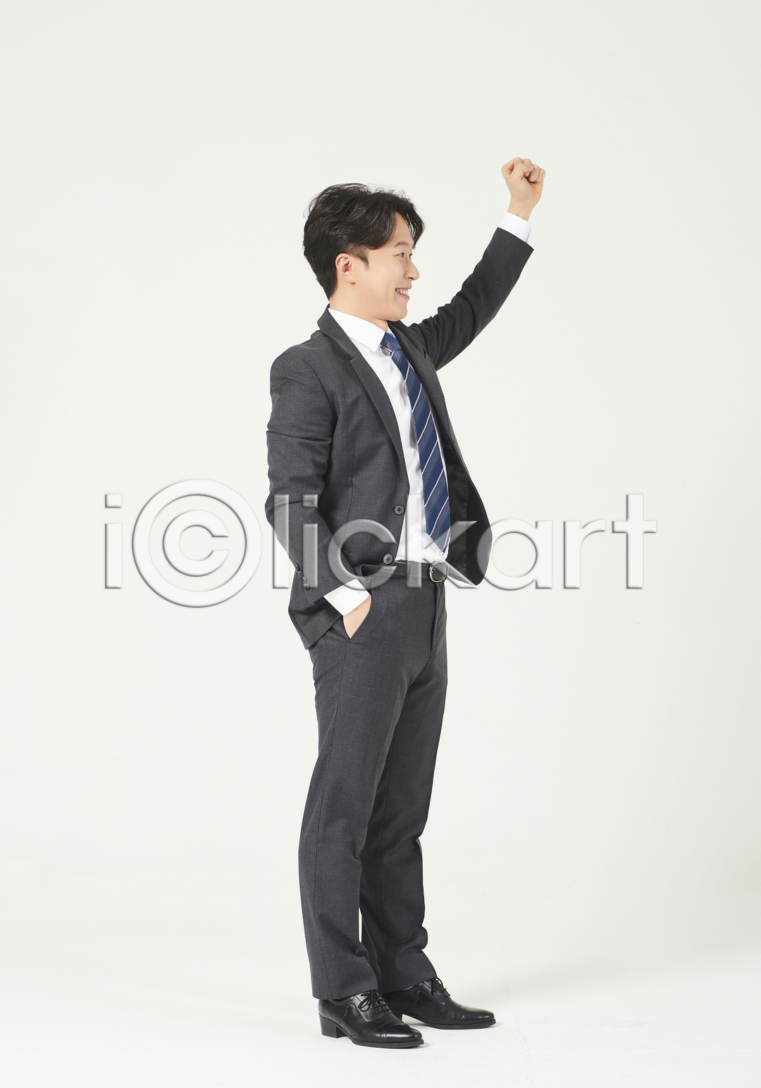 성공 자신감 30대 남자 성인 성인남자한명만 한국인 한명 JPG 옆모습 포토 국내포토 누끼 맨라이프 모션 미소(표정) 비즈니스맨 서기 손들기 스튜디오촬영 실내 전신 정장 정장구두 주머니손 주먹 파이팅 흰배경