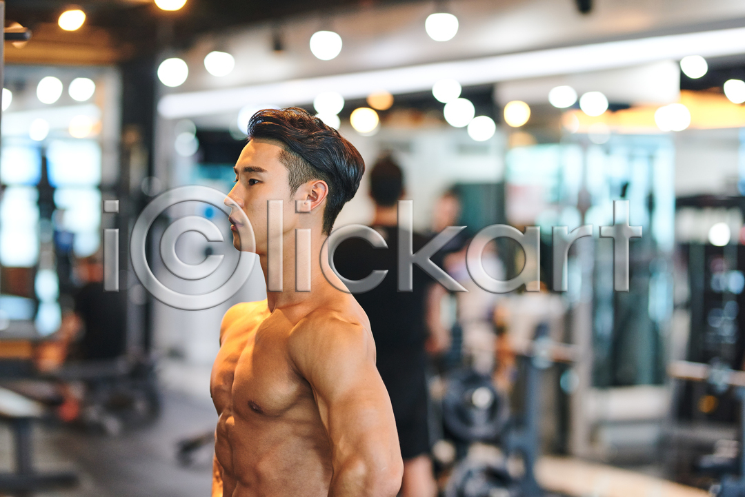 20대 남자 성인 성인남자한명만 한국인 한명 JPG 아웃포커스 옆모습 포토 건강 건강관리 국내포토 근육 다이어트 바디케어 보디빌더 보디빌딩 복근 상반신 실내 운동 웨이트트레이닝 응시 헬스 헬스장 힘