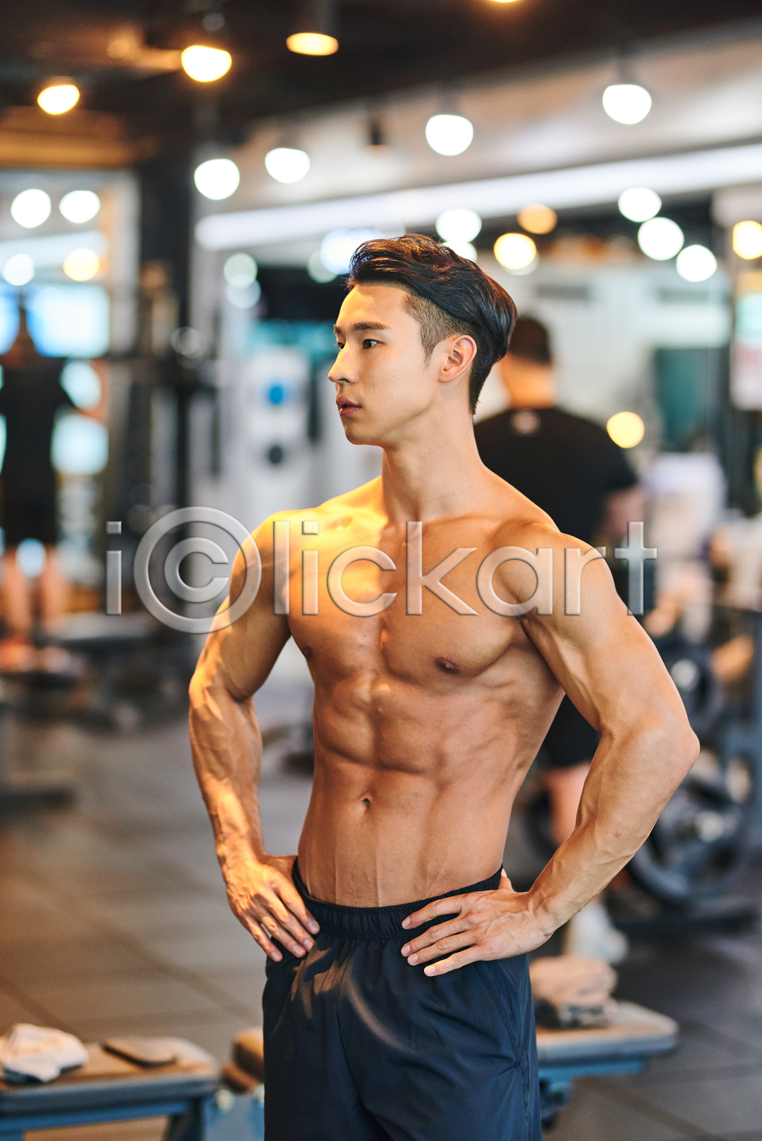 20대 남자 성인 성인남자한명만 한국인 한명 JPG 아웃포커스 앞모습 포토 건강 건강관리 국내포토 근육 다이어트 바디케어 보디빌더 보디빌딩 복근 상반신 실내 운동 웨이트트레이닝 응시 허리손 헬스 헬스장 힘