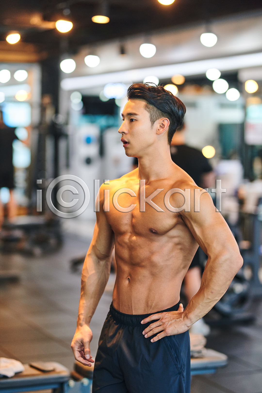 20대 남자 성인 성인남자한명만 한국인 한명 JPG 아웃포커스 앞모습 포토 건강 건강관리 국내포토 근육 다이어트 바디케어 보디빌더 보디빌딩 복근 상반신 실내 운동 웨이트트레이닝 응시 헬스 헬스장 힘
