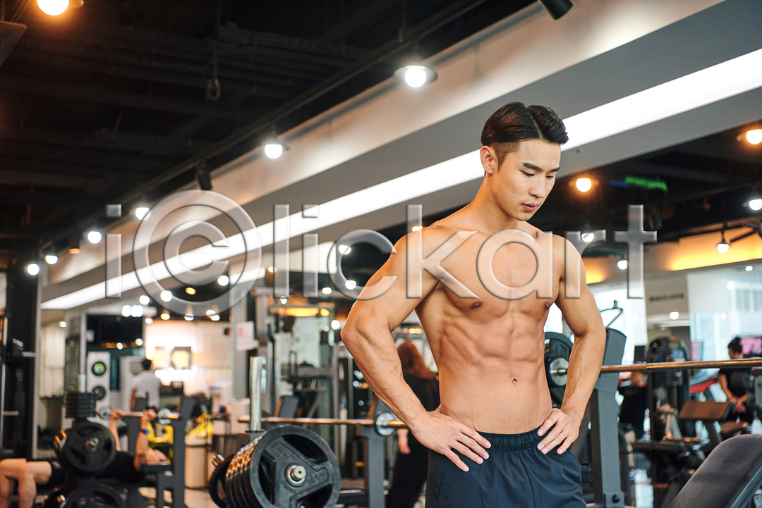 20대 남자 성인 성인남자한명만 한국인 한명 JPG 아웃포커스 앞모습 포토 건강 건강관리 국내포토 근육 다이어트 바디케어 보디빌더 보디빌딩 복근 상반신 실내 운동 웨이트트레이닝 허리손 헬스 헬스장 힘