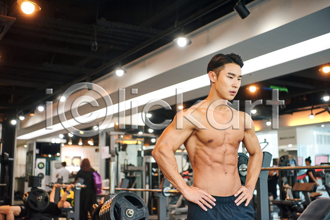 20대 남자 성인 성인남자한명만 한국인 한명 JPG 앞모습 포토 건강 건강관리 국내포토 근육 다이어트 바디케어 보디빌더 보디빌딩 복근 상반신 실내 운동 웨이트트레이닝 응시 허리손 헬스 헬스장 힘