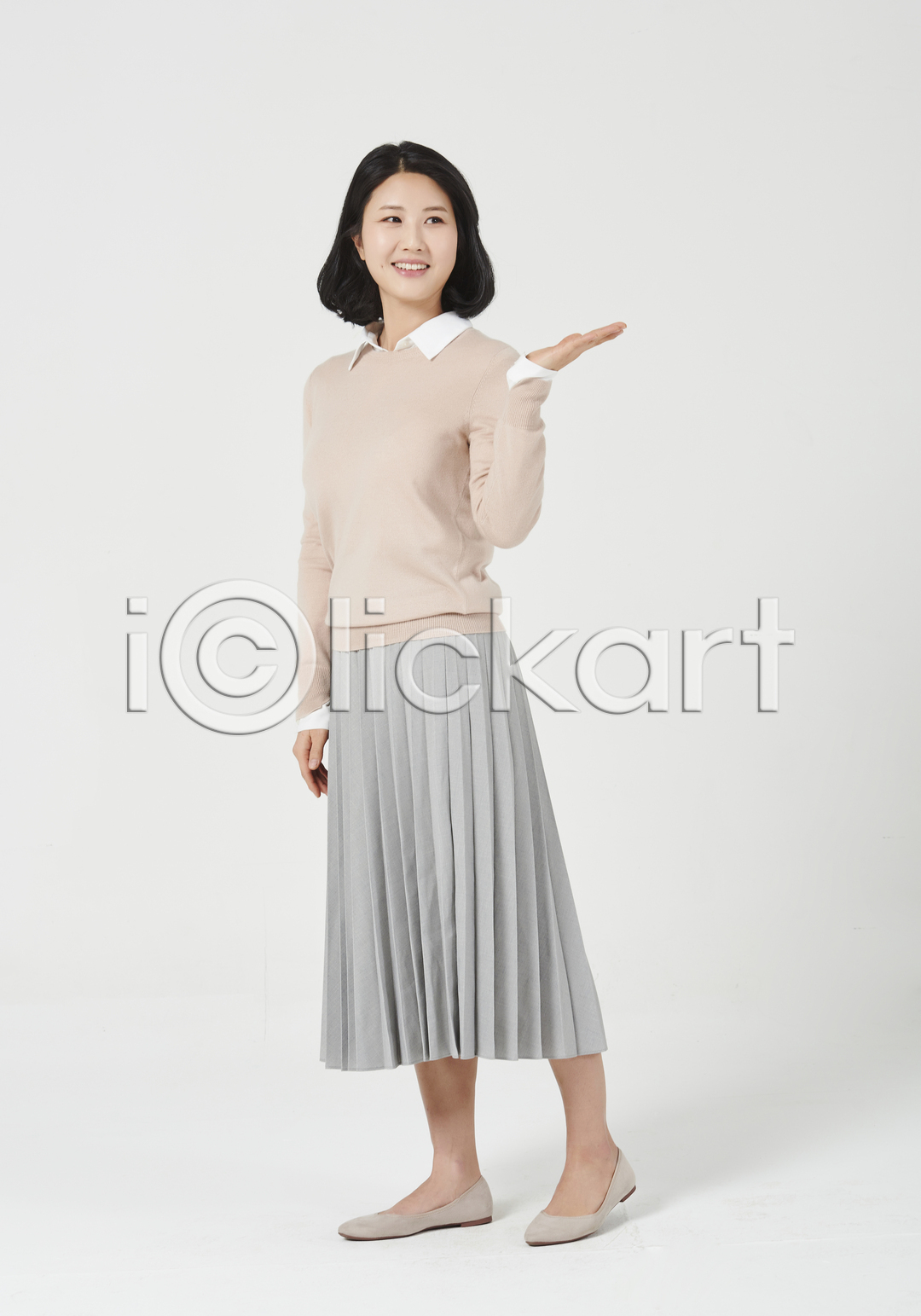 행복 30대 성인 성인여자한명만 여자 한국인 한명 JPG 옆모습 포토 가리킴 국내포토 누끼 미소(표정) 서기 스튜디오촬영 실내 엄마 전신 주부 흰배경