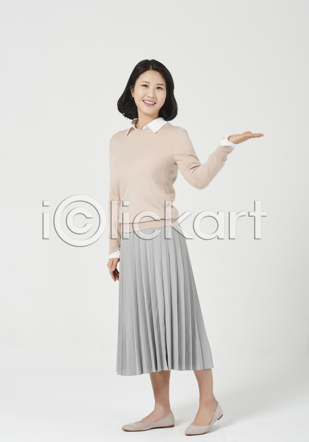 행복 30대 성인 성인여자한명만 여자 한국인 한명 JPG 옆모습 포토 가리킴 국내포토 누끼 미소(표정) 서기 스튜디오촬영 실내 엄마 전신 주부 흰배경
