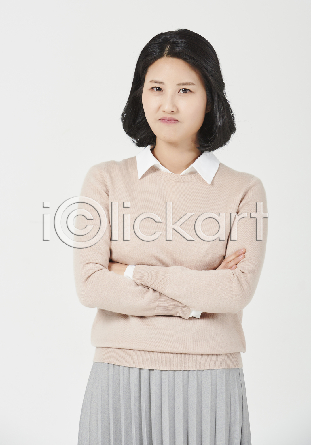 고민 슬픔 30대 성인 성인여자한명만 여자 한국인 한명 JPG 앞모습 포토 국내포토 누끼 상반신 서기 스튜디오촬영 실내 엄마 주부 팔짱 흰배경
