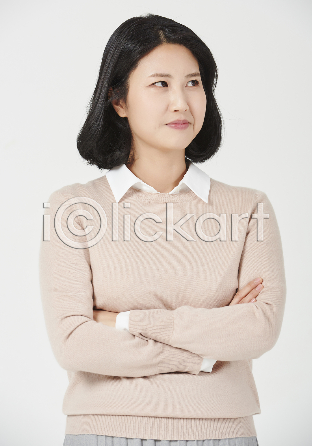 고민 슬픔 짜증 30대 성인 성인여자한명만 여자 한국인 한명 JPG 앞모습 포토 국내포토 누끼 상반신 서기 스튜디오촬영 실내 엄마 주부 팔짱 흰배경