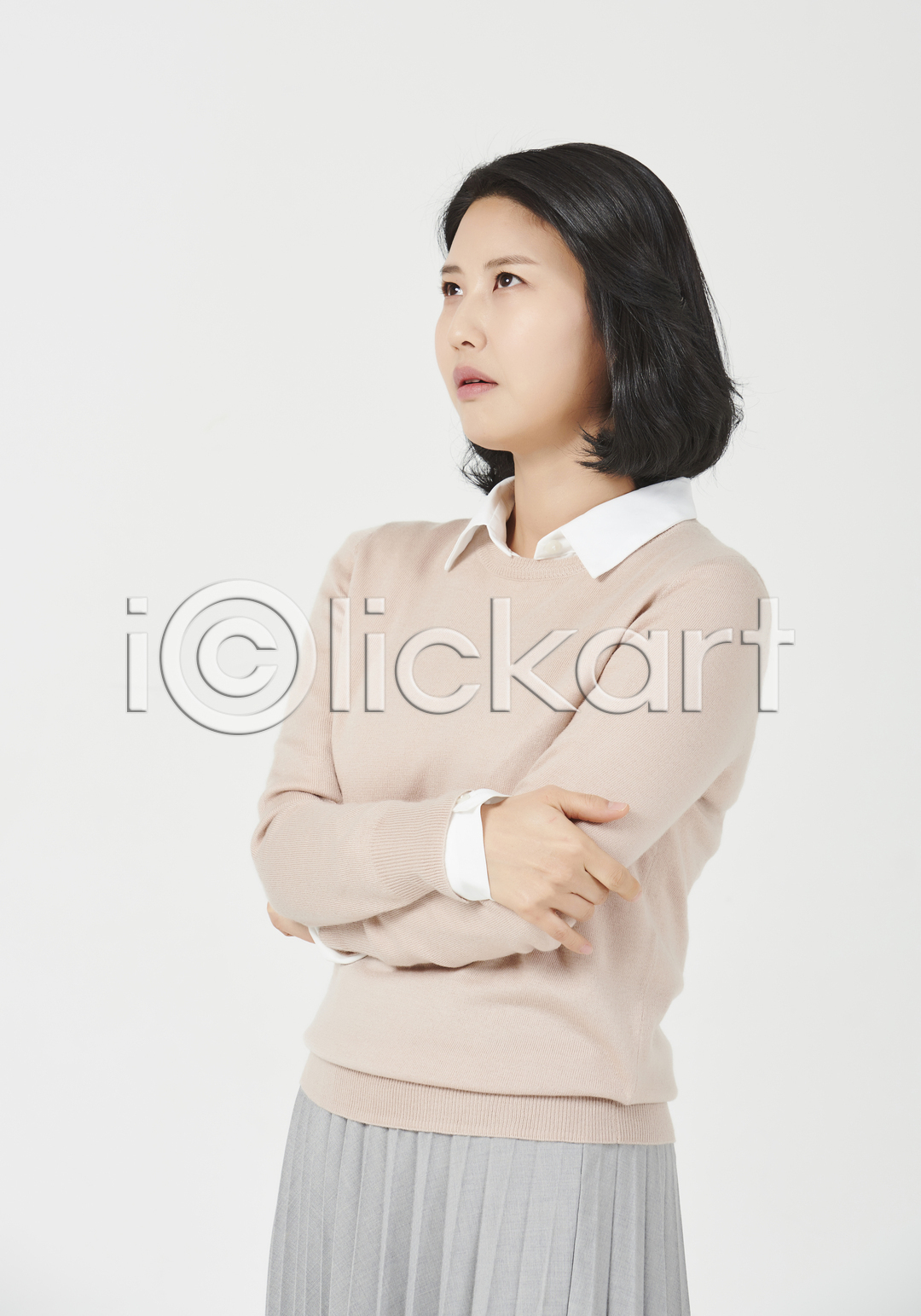 고민 슬픔 30대 성인 성인여자한명만 여자 한국인 한명 JPG 옆모습 포토 국내포토 누끼 상반신 서기 스튜디오촬영 실내 엄마 주부 팔짱 흰배경