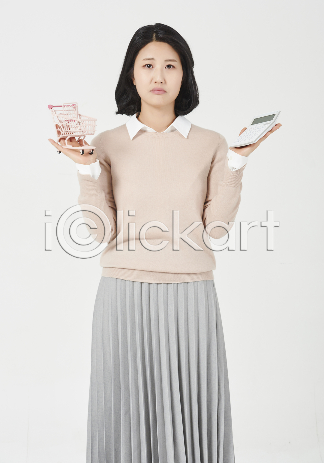 고민 슬픔 30대 성인 성인여자한명만 여자 한국인 한명 JPG 앞모습 포토 계산기 국내포토 누끼 상반신 서기 쇼핑카 스튜디오촬영 실내 엄마 주부 흰배경