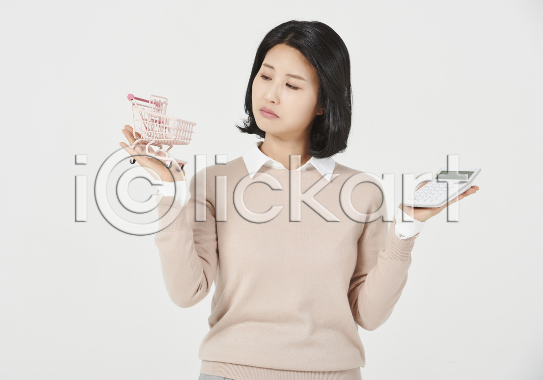 고민 슬픔 30대 성인 성인여자한명만 여자 한국인 한명 JPG 앞모습 포토 계산기 국내포토 누끼 상반신 서기 쇼핑카 스튜디오촬영 실내 엄마 주부 흰배경