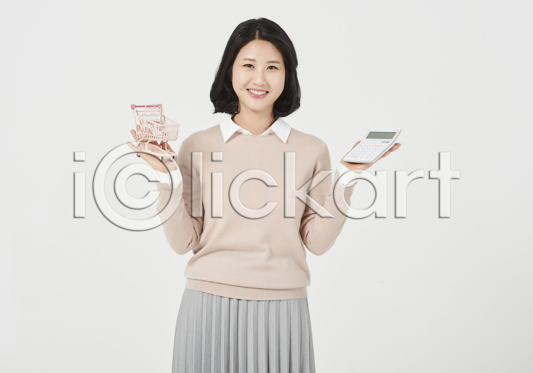 행복 30대 성인 성인여자한명만 여자 한국인 한명 JPG 앞모습 포토 계산기 국내포토 누끼 미소(표정) 상반신 서기 쇼핑카 스튜디오촬영 실내 엄마 주부 흰배경