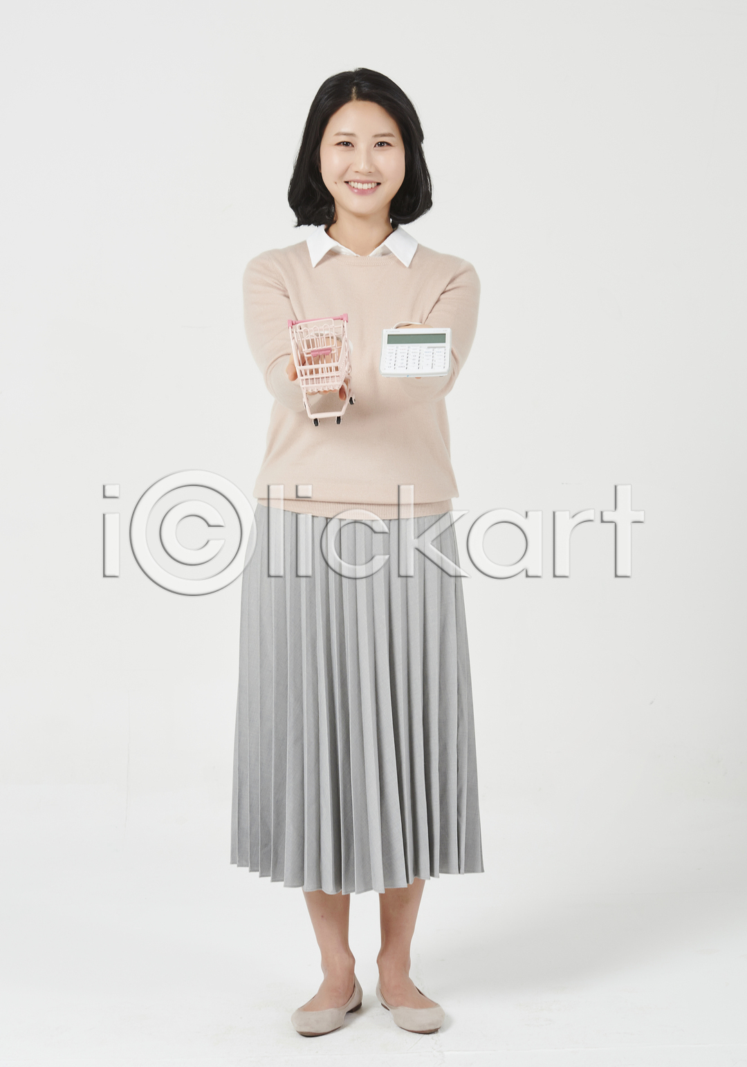행복 30대 성인 성인여자한명만 여자 한국인 한명 JPG 앞모습 포토 계산기 국내포토 누끼 미소(표정) 서기 쇼핑카 스튜디오촬영 실내 엄마 전신 주부 흰배경