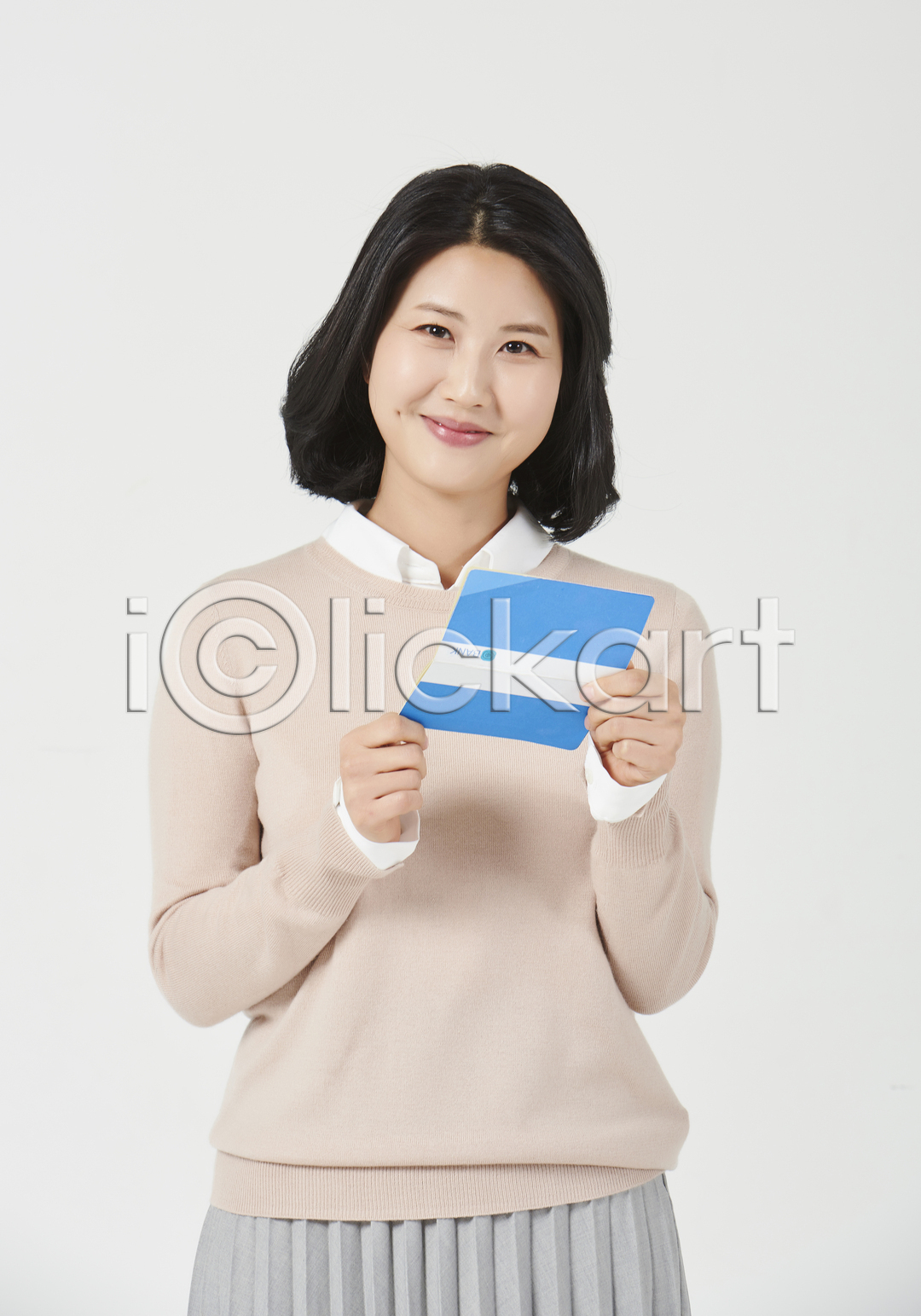 행복 30대 성인 성인여자한명만 여자 한국인 한명 JPG 앞모습 포토 국내포토 금융 누끼 미소(표정) 상반신 서기 스튜디오촬영 실내 엄마 주부 통장 흰배경