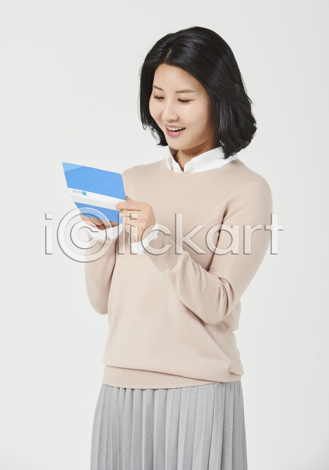 행복 30대 성인 성인여자한명만 여자 한국인 한명 JPG 옆모습 포토 국내포토 금융 누끼 들기 미소(표정) 상반신 서기 스튜디오촬영 실내 엄마 주부 통장 흰배경