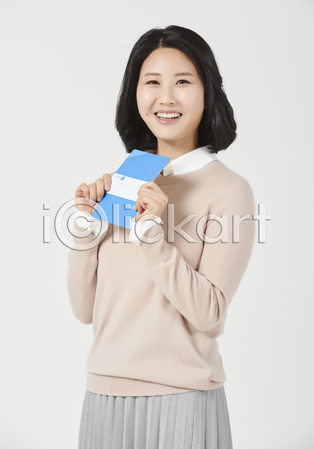 행복 30대 성인 성인여자한명만 여자 한국인 한명 JPG 옆모습 포토 국내포토 금융 누끼 들기 미소(표정) 상반신 서기 스튜디오촬영 실내 엄마 주부 통장 흰배경