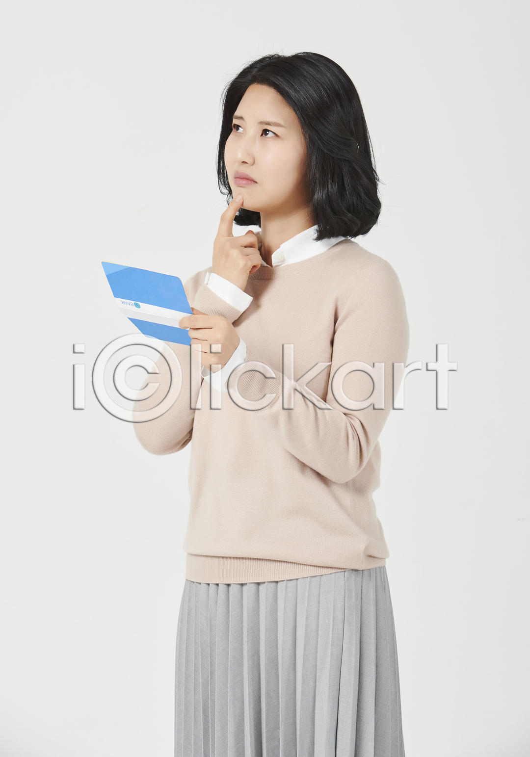 고민 슬픔 30대 성인 성인여자한명만 여자 한국인 한명 JPG 옆모습 포토 국내포토 누끼 상반신 서기 스튜디오촬영 실내 엄마 주부 통장 흰배경