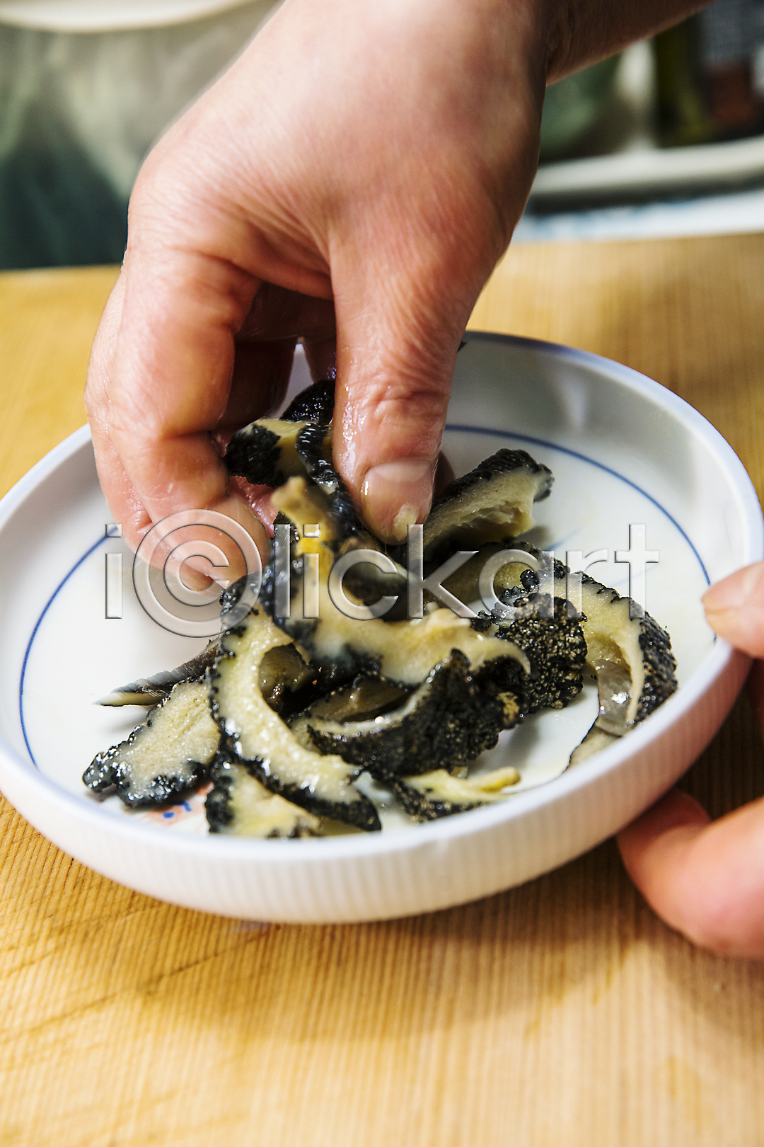 신체부위 JPG 포토 국내포토 나무도마 손 실내 울산 잡기 접시 해산물 해삼 회