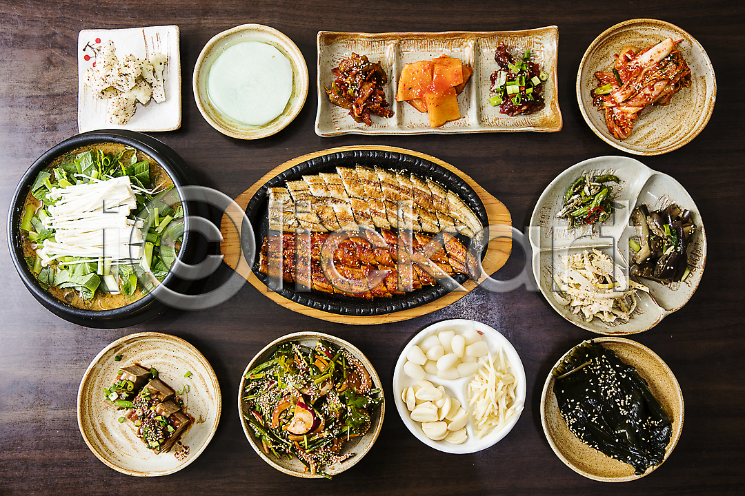 사람없음 JPG 포토 국내포토 나무받침 나무배경 반찬 보양식 상차림 실내 장어 장어구이 접시 플랫레이 한식