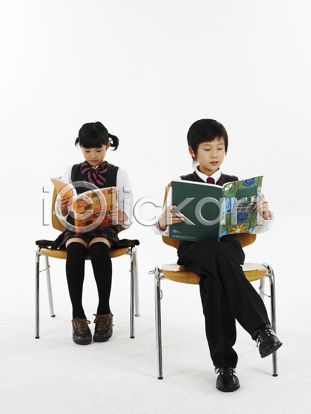 남자 동양인 두명 사람 소녀(어린이) 소년 어린이 어린이만 여자 초등학생 한국인 JPG 포토 교육 국내포토 누끼 미소(표정) 세로 스튜디오촬영 실내 어린이교육 웃음 의자 전신 책 친구 포즈 표정