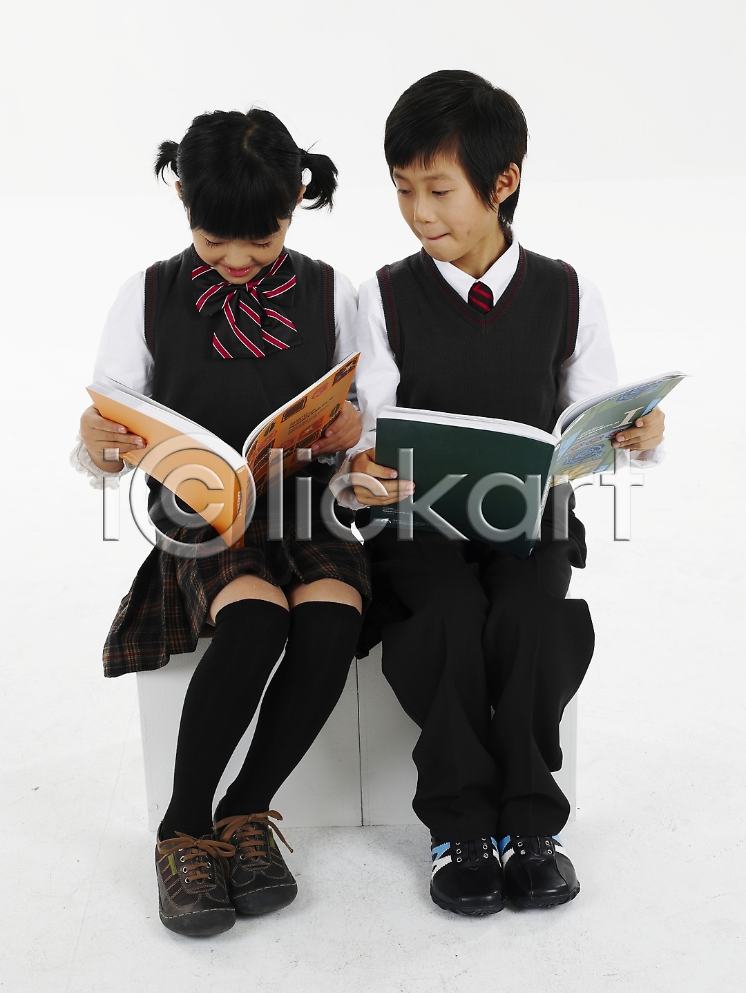 남자 동양인 두명 사람 소녀(어린이) 소년 어린이 어린이만 여자 초등학생 한국인 JPG 포토 교육 국내포토 누끼 독서 미소(표정) 세로 스튜디오촬영 실내 어린이교육 웃음 전신 책 친구 포즈 표정