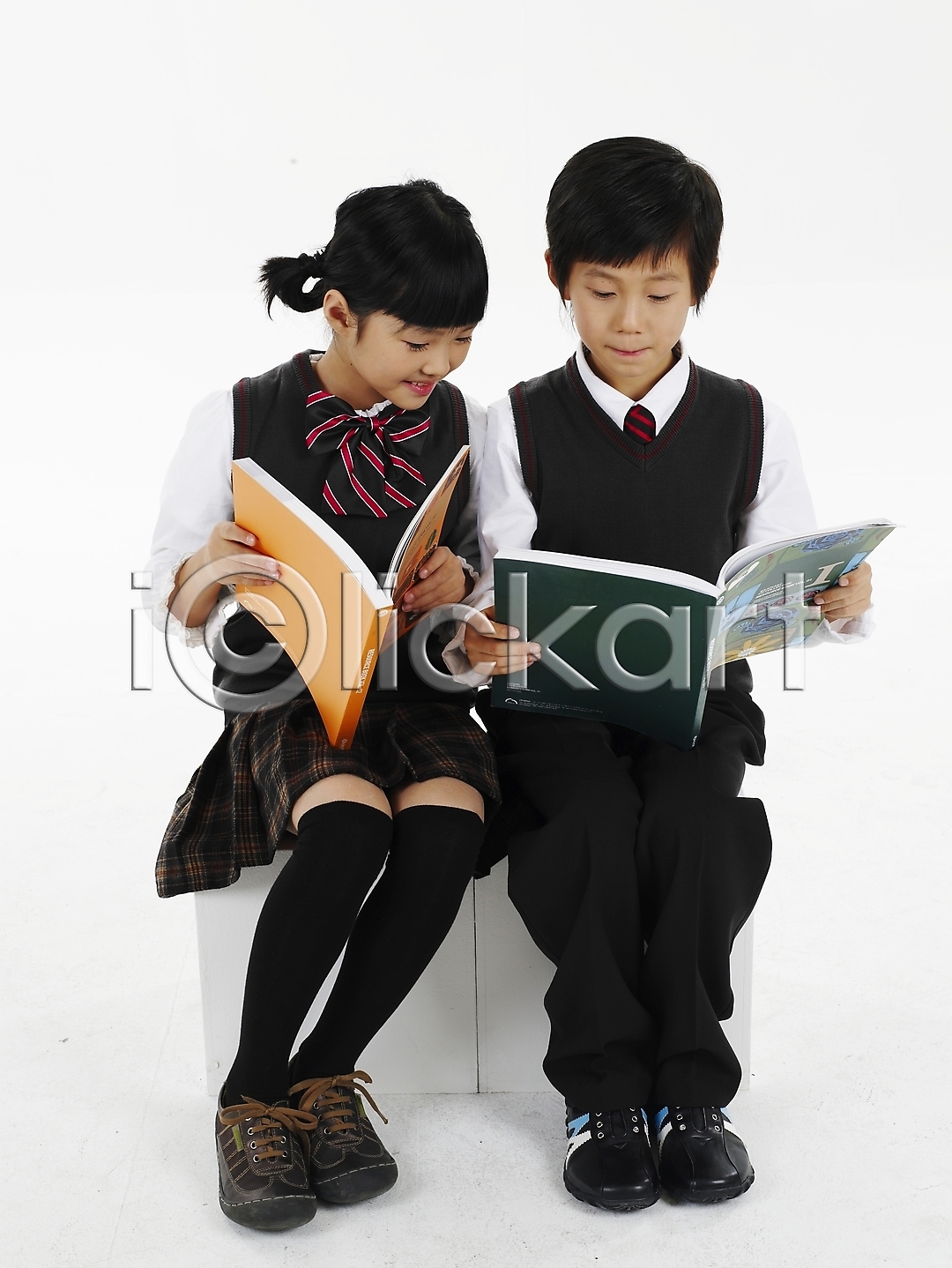 남자 동양인 두명 사람 소녀(어린이) 소년 어린이 어린이만 여자 초등학생 한국인 JPG 포토 교육 국내포토 누끼 독서 미소(표정) 세로 스튜디오촬영 실내 어린이교육 웃음 전신 책 친구 포즈 표정