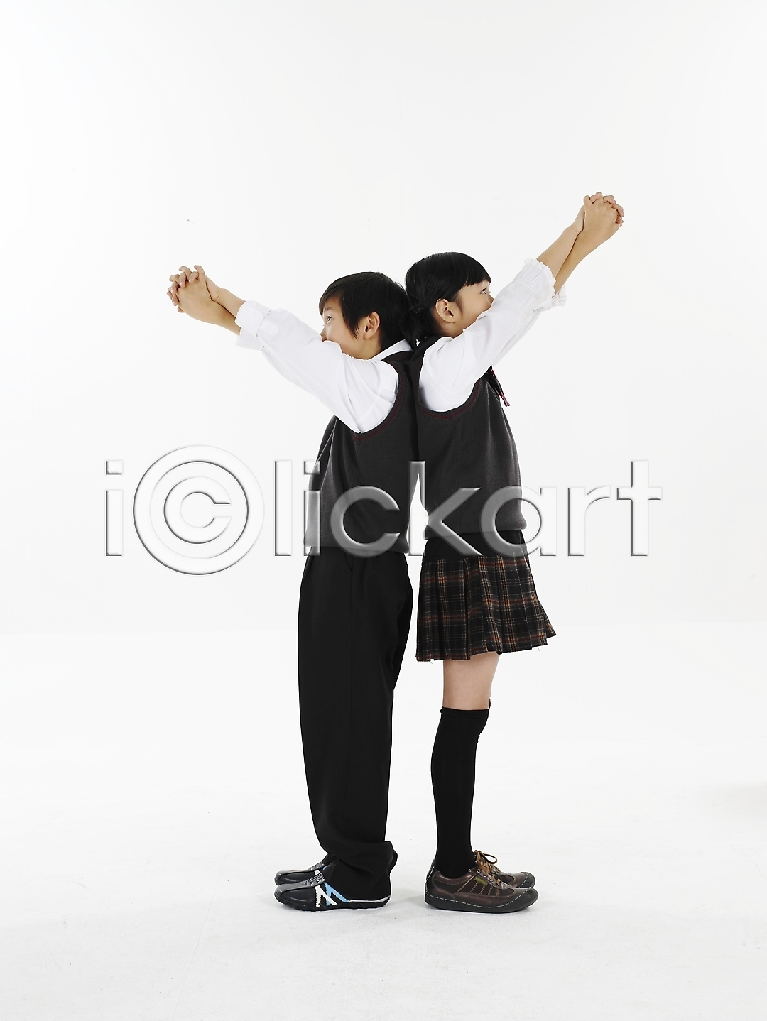 남자 동양인 두명 사람 소녀(어린이) 소년 어린이 어린이만 여자 초등학생 한국인 JPG 포토 가위바위보 국내포토 누끼 미소(표정) 세로 손짓 스튜디오촬영 실내 웃음 전신 친구 포즈 표정