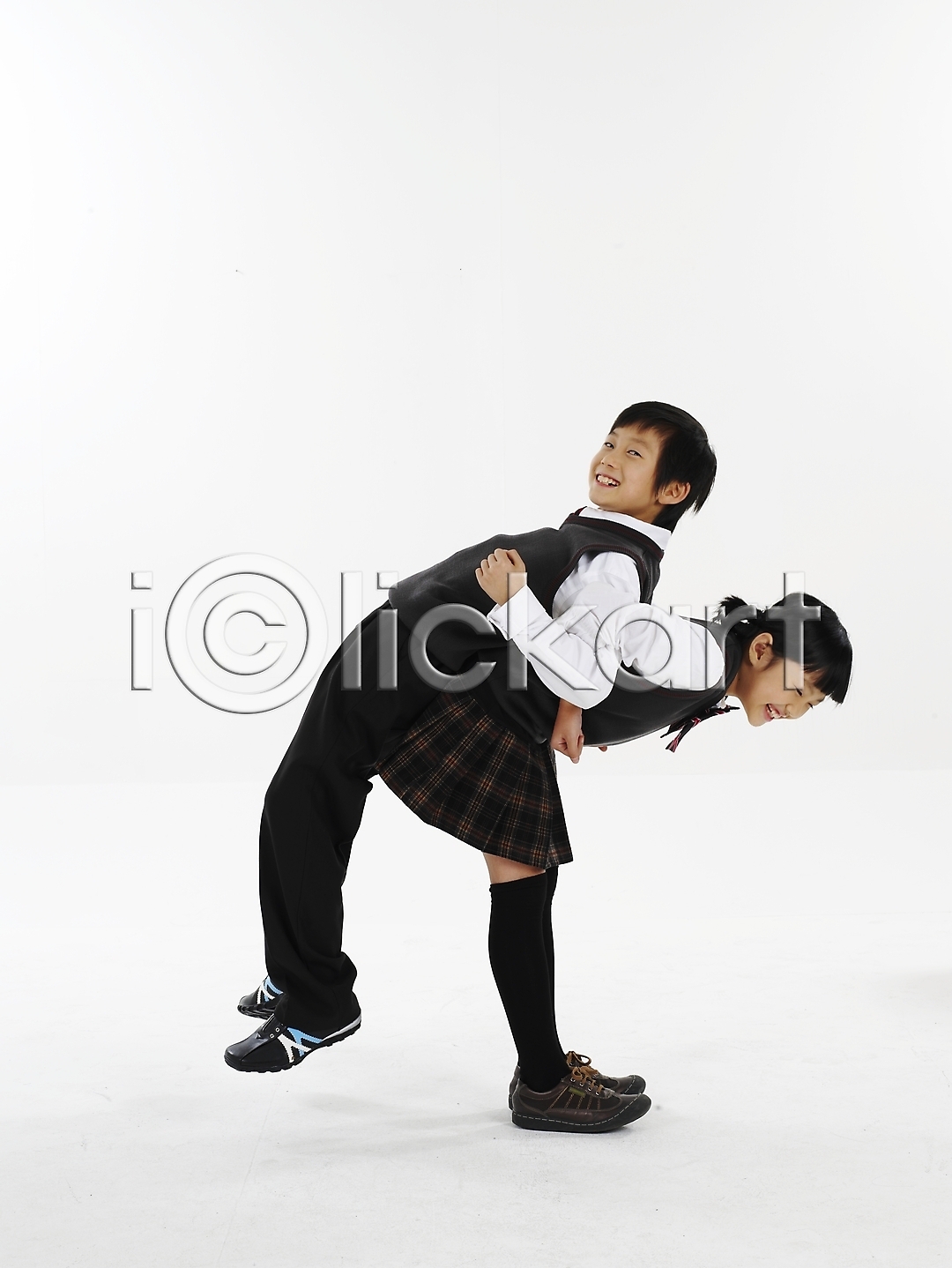 남자 동양인 두명 사람 소녀(어린이) 소년 어린이 어린이만 여자 초등학생 한국인 JPG 포토 국내포토 놀이 누끼 등배지기 미소(표정) 세로 스튜디오촬영 스트레칭 실내 운동 웃음 전신 친구 포즈 표정