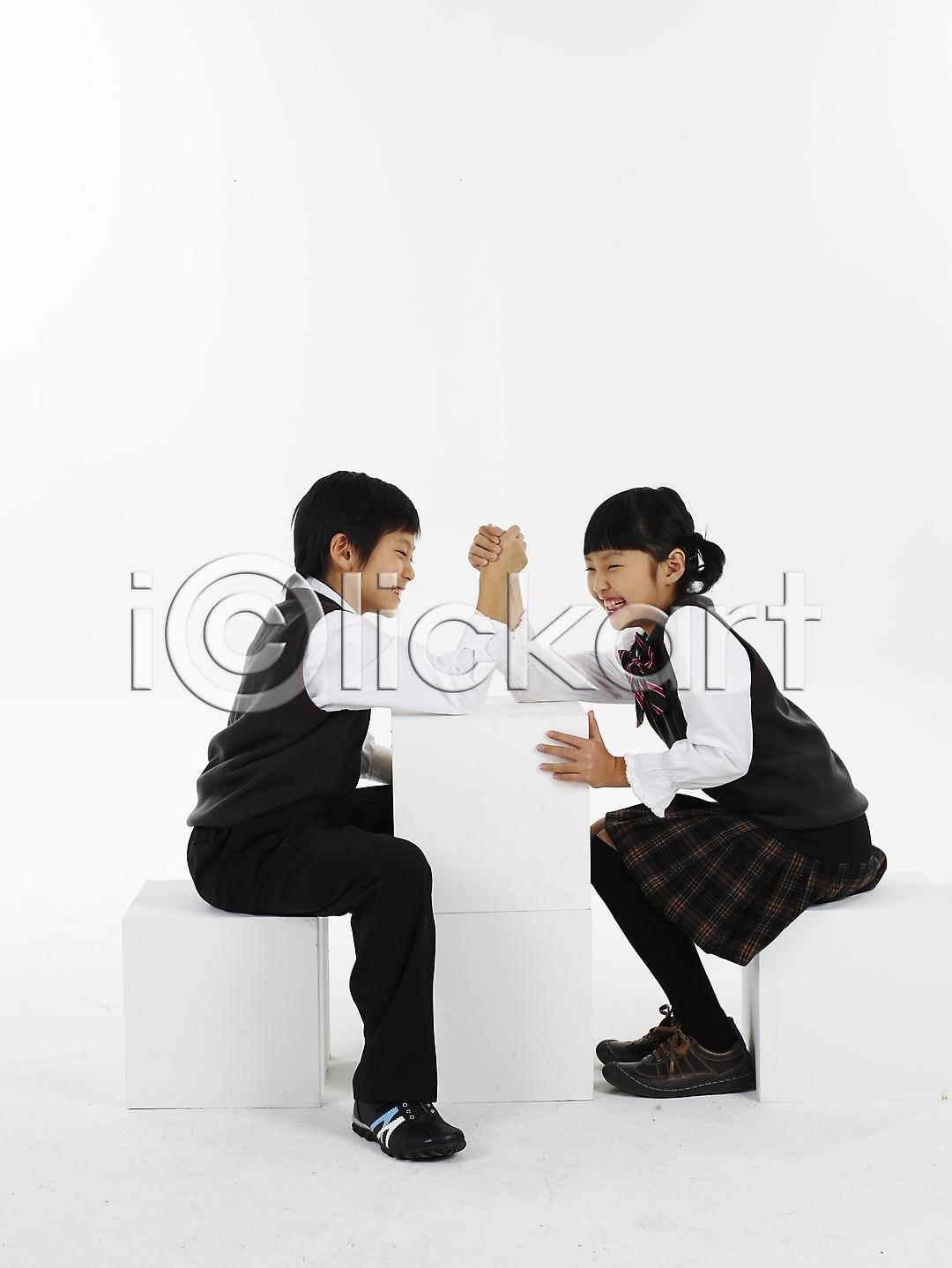남자 동양인 두명 사람 소녀(어린이) 소년 어린이 어린이만 여자 초등학생 한국인 JPG 포토 국내포토 놀이 누끼 미소(표정) 세로 손짓 스튜디오촬영 실내 웃음 전신 친구 팔씨름 포즈 표정