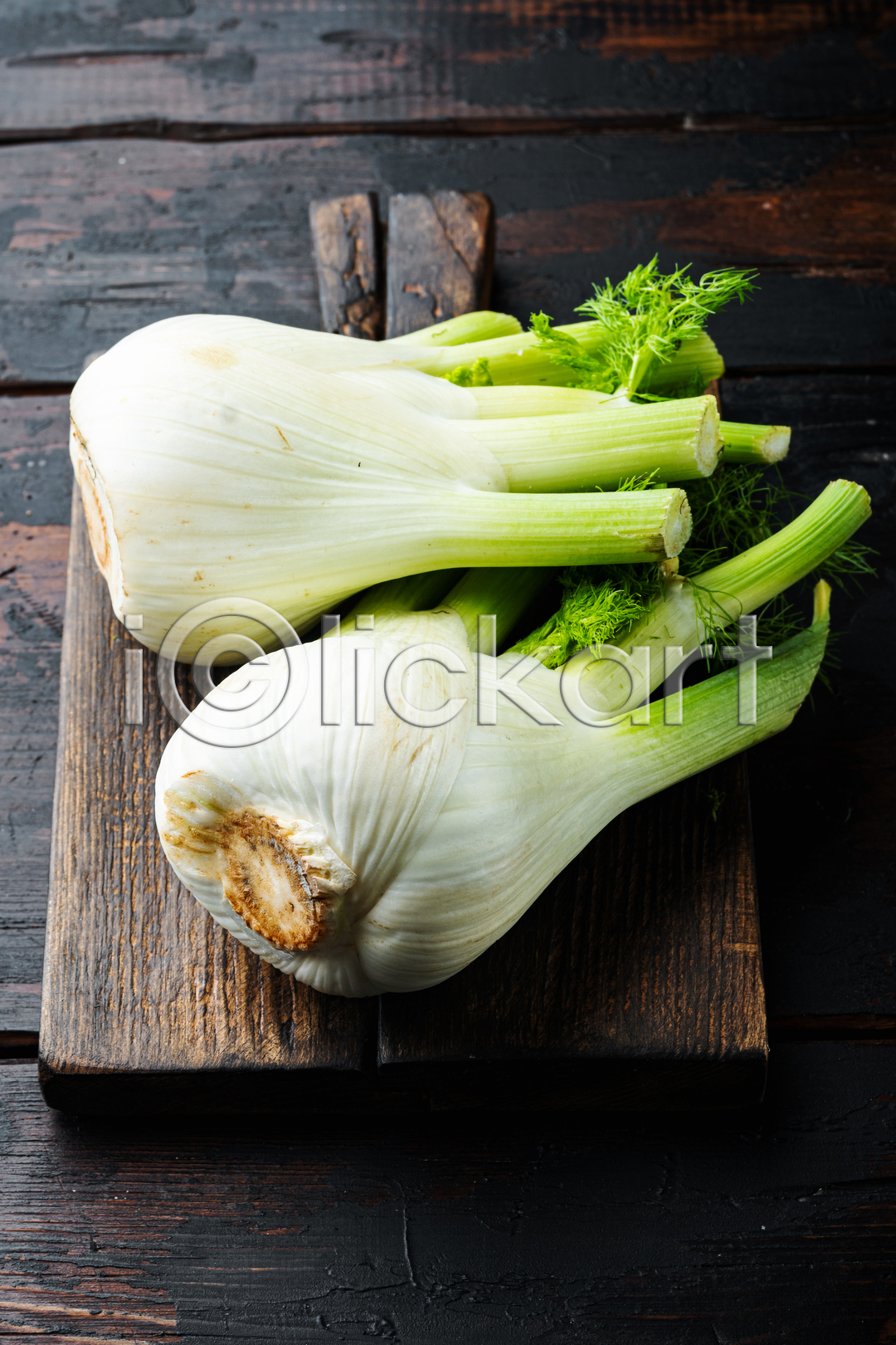 사람없음 JPG 포토 해외이미지 나무도마 나무배경 두개 식재료 실내 펜넬 해외202105 해외포토