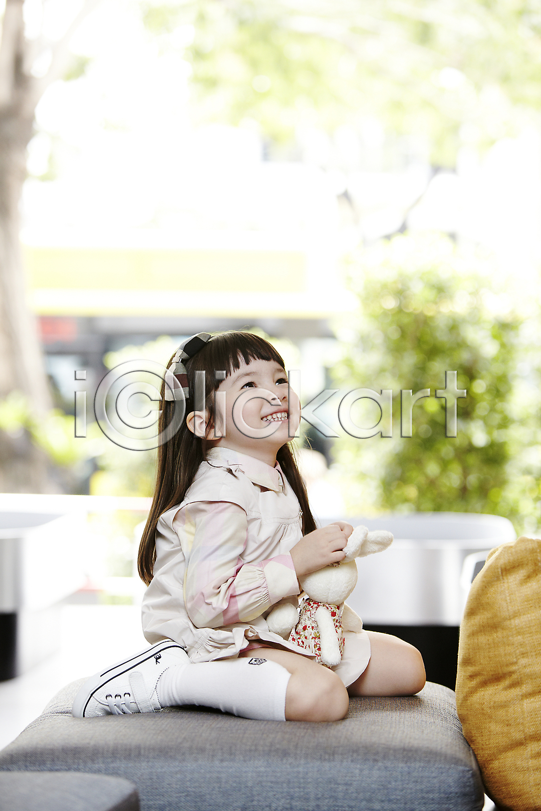 휴식 사람 서양인 소녀(어린이) 소녀한명만 어린이 어린이만 여자 여자만 여자한명만 외국인 한명 2011년태국 JPG 포토 해외기획촬영 국내포토 나무 들기 딸 라이프 라이프스타일 소파 식물 실내 앉기 웃음 의자 인형 자녀 장난감 전신 쿠션 포즈