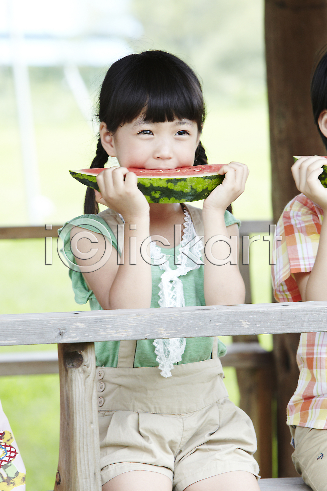 체험 체험학습 10대 동양인 사람 소녀 소녀만 어린이 여자 여자만 여자한명만 초등학생 한국인 한명 JPG 앞모습 포토 과일 교육 국내포토 나무 농장 농장체험 농촌 들기 라이프 라이프스타일 먹기 모션 미소 상반신 수박 시골 앉기 야외 어린이교육 어린이라이프 여름음식 웃음 원두막 제철과일 제철음식 주간 포즈 학생