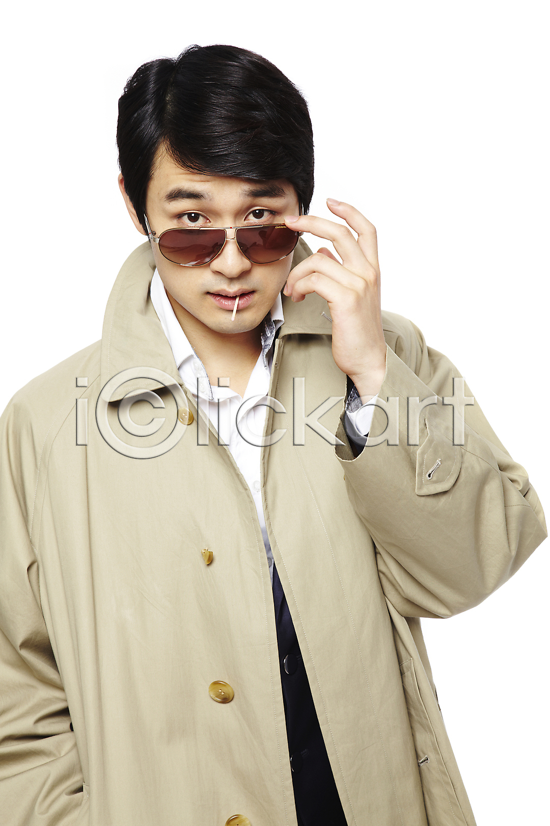 청춘(젊음) 추억(회상) 20대 남자 남자만 남자한명만 동양인 사람 성인 성인남자만 성인남자한명만 성인만 성인한명만 청년남자만 청년남자한명만 청년만 한국인 한명 JPG 앞모습 포토 국내포토 누끼 모션 물기(모션) 바바리맨 복고 상반신 선글라스 스튜디오촬영 시선 실내 옷 외투 유행 응시 이쑤시개 정장 코트 트렌치코트 패션 포즈