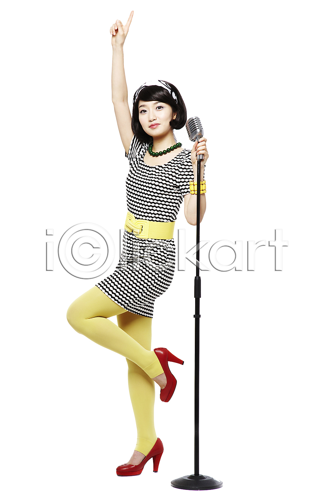 청춘 추억 20대 동양인 사람 성인 성인만 성인여자만 성인여자한명만 성인한명만 여자 여자만 여자한명만 청년만 청년여자만 청년여자한명만 한국인 한명 JPG 옆모습 포토 가리킴 가수 국내포토 노래 누끼 단발머리 디스코 라이프스타일 레깅스 마이크 머리띠 모션 목걸이 벨트 복고 복고댄스 서기 손짓 스탠드마이크 스튜디오촬영 실내 옷 원피스 유행 음악 음향기기 전신 춤 치마 팔찌 패션 포즈 하이힐
