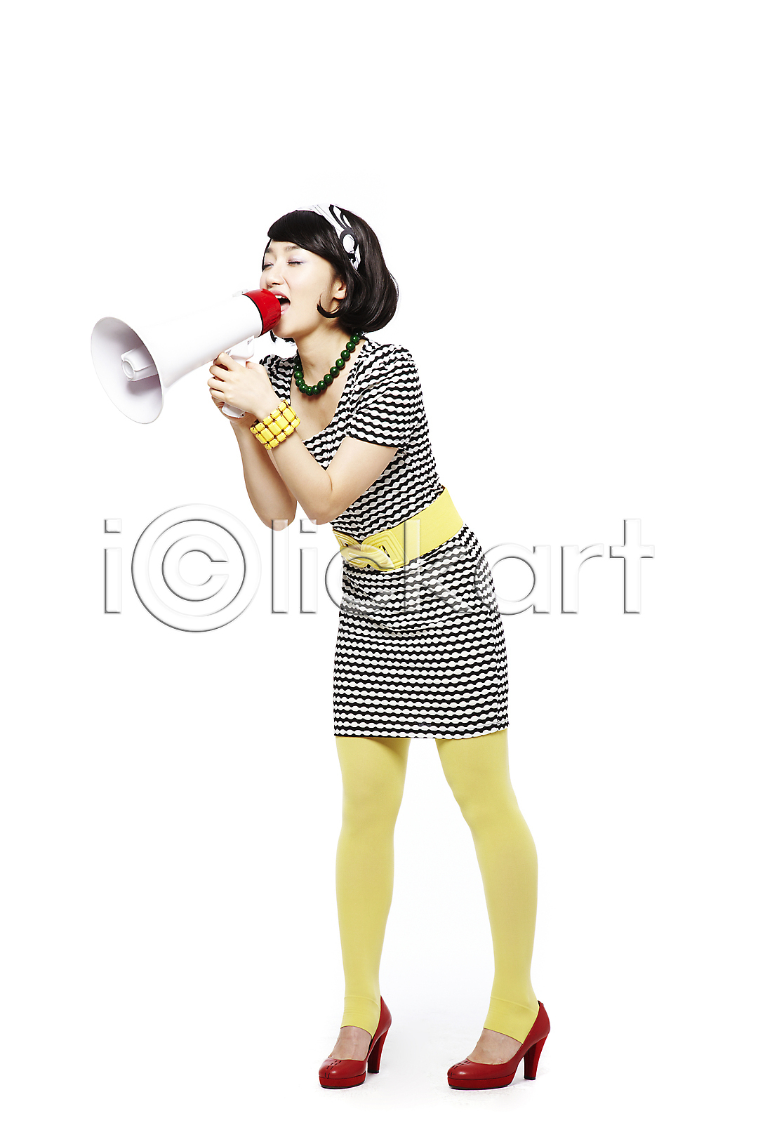 청춘 추억 20대 동양인 사람 성인 성인만 성인여자만 성인여자한명만 성인한명만 여자 여자만 여자한명만 청년만 청년여자만 청년여자한명만 한국인 한명 JPG 옆모습 포토 국내포토 누끼 눈감음 단발머리 들기 라이프스타일 레깅스 머리띠 모션 목걸이 벨트 복고 스튜디오촬영 실내 알림 옷 외침 원피스 유행 응원 이벤트 전신 치마 팔찌 패션 포즈 하이힐 확성기