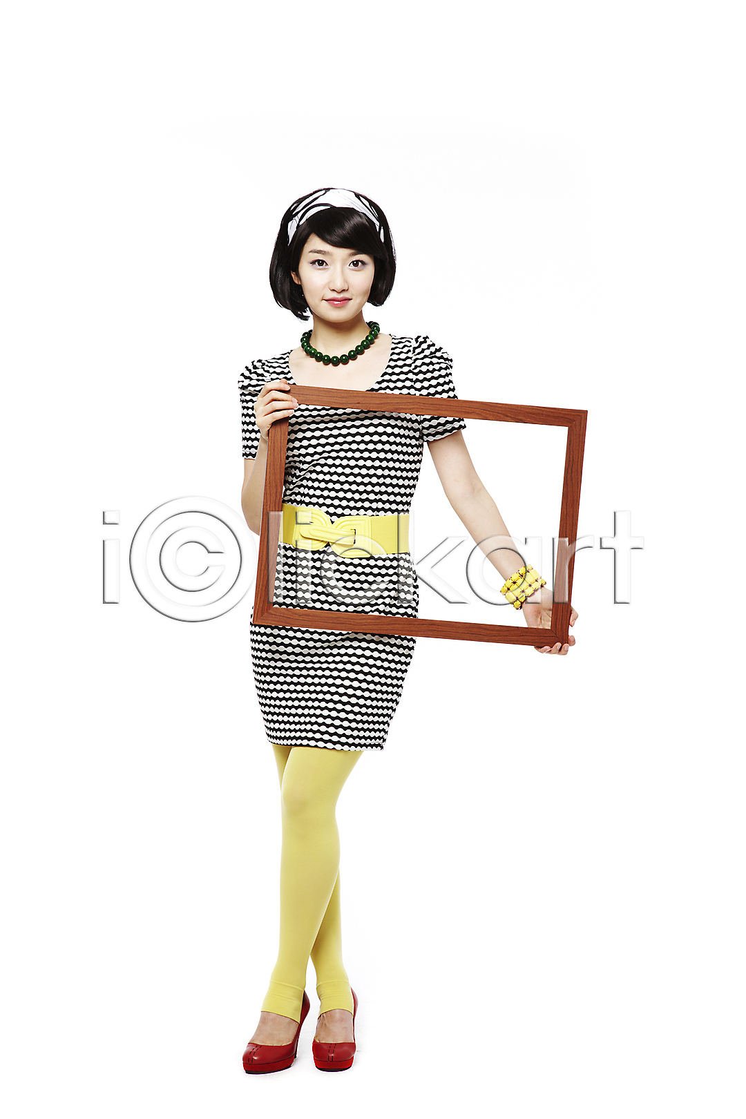 청춘(젊음) 추억(회상) 20대 동양인 사람 성인 성인만 성인여자만 성인여자한명만 성인한명만 여자 여자만 여자한명만 청년만 청년여자만 청년여자한명만 한국인 한명 JPG 앞모습 포토 국내포토 누끼 단발머리(미용) 들기 라이프스타일 레깅스 머리띠 모션 목걸이 벨트 복고 사진틀 스튜디오촬영 실내 액자틀 옷 원피스 유행 전신 치마 틀 팔찌 패션 포즈 프레임 하이힐