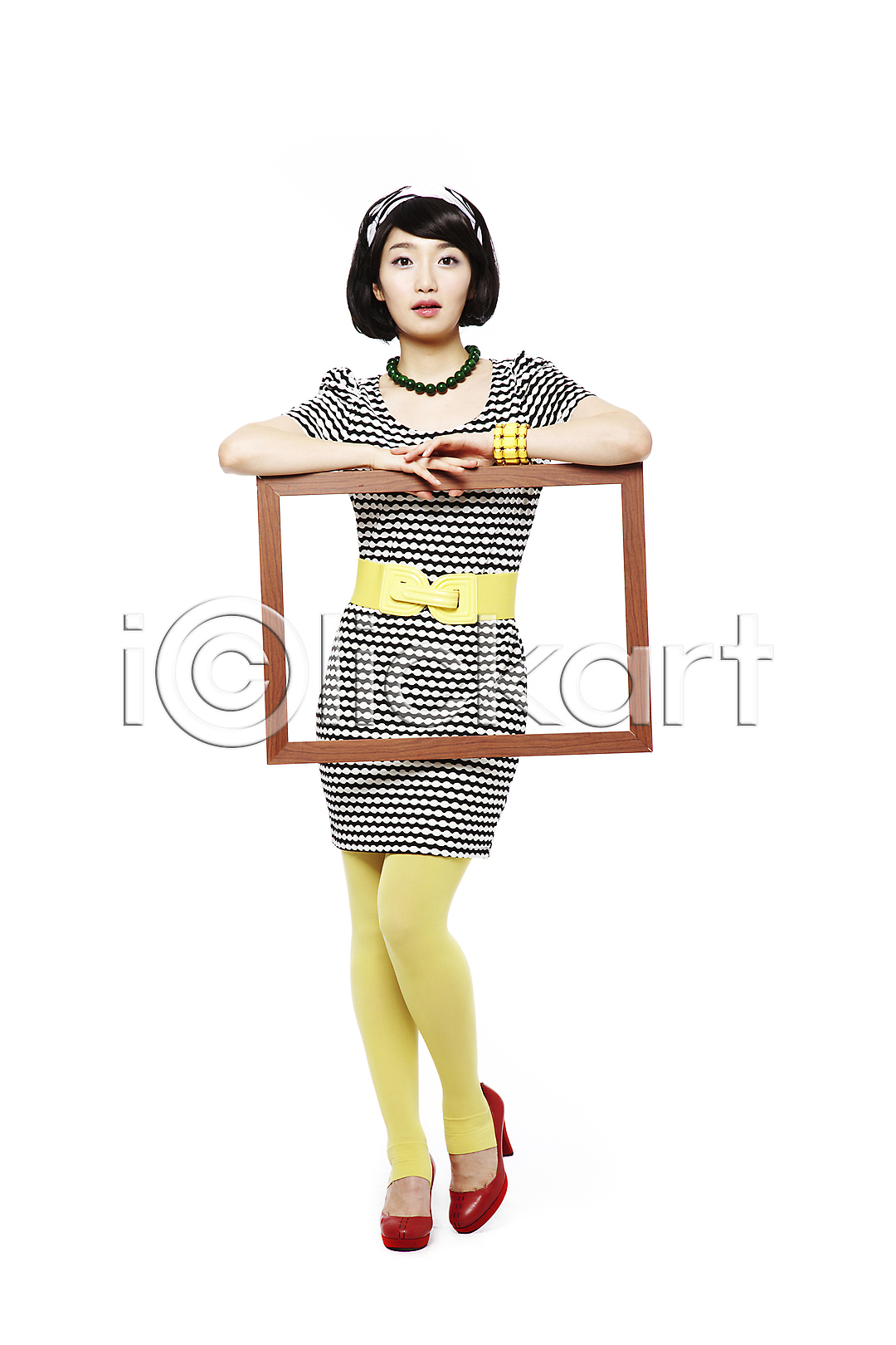 청춘(젊음) 추억(회상) 20대 동양인 사람 성인 성인만 성인여자만 성인여자한명만 성인한명만 여자 여자만 여자한명만 청년만 청년여자만 청년여자한명만 한국인 한명 JPG 앞모습 포토 국내포토 누끼 단발머리(미용) 들기 라이프스타일 레깅스 머리띠 모션 목걸이 벨트 복고 사진틀 스튜디오촬영 실내 액자틀 옷 원피스 유행 전신 치마 틀 팔찌 패션 포즈 프레임 하이힐