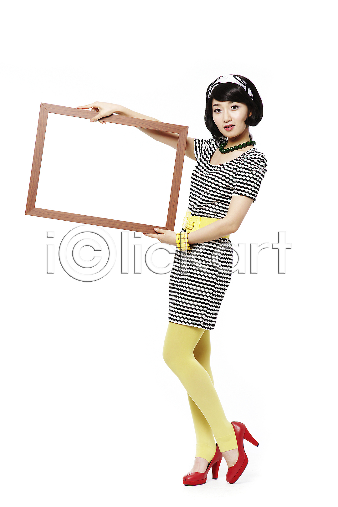 청춘(젊음) 추억(회상) 20대 동양인 사람 성인 성인만 성인여자만 성인여자한명만 성인한명만 여자 여자만 여자한명만 청년만 청년여자만 청년여자한명만 한국인 한명 JPG 옆모습 포토 국내포토 누끼 단발머리(미용) 들기 라이프스타일 레깅스 머리띠 모션 목걸이 벨트 복고 사진틀 스튜디오촬영 실내 액자틀 옷 원피스 유행 전신 치마 틀 팔찌 패션 포즈 프레임 하이힐