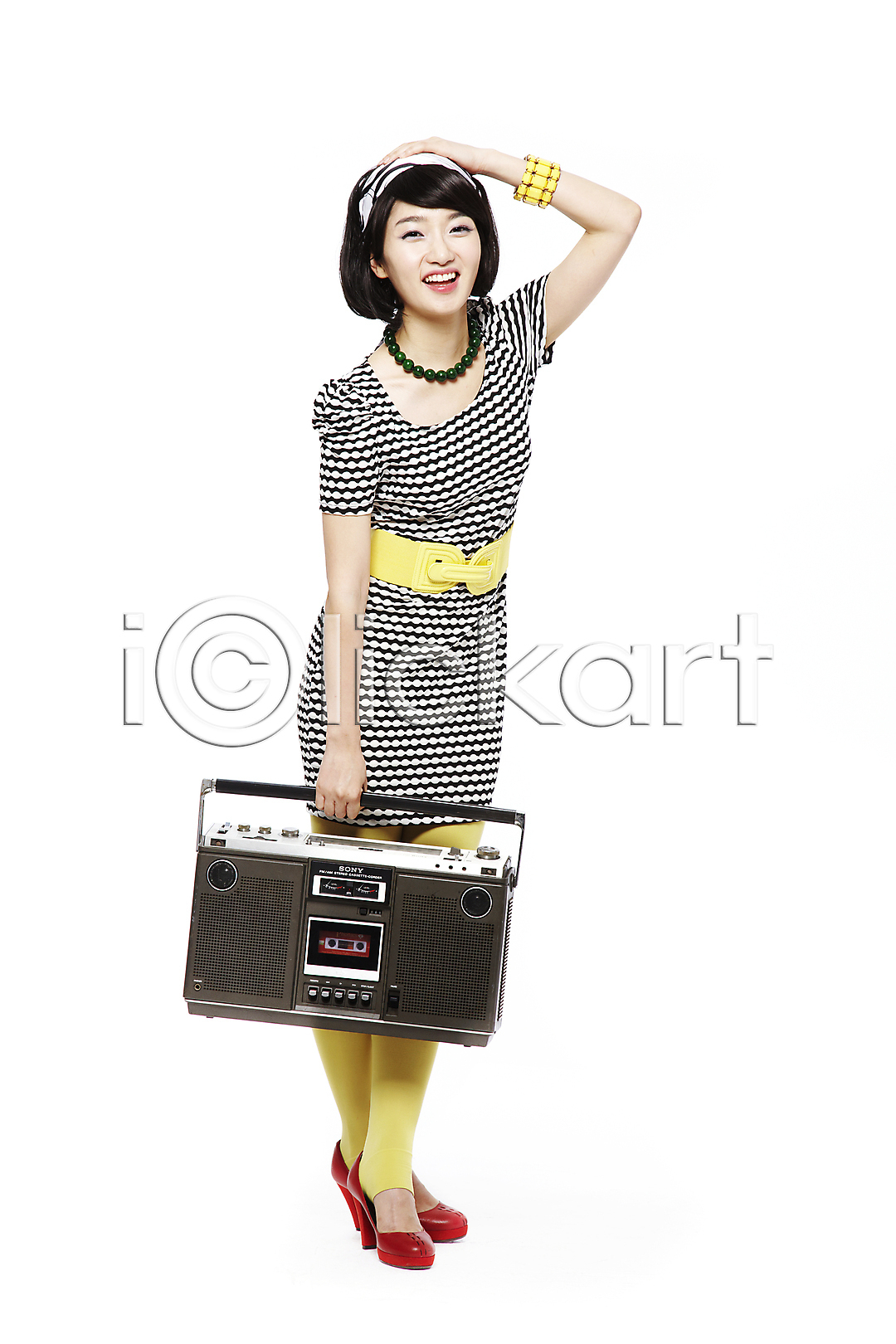 청춘(젊음) 추억(회상) 20대 동양인 사람 성인 성인만 성인여자만 성인여자한명만 성인한명만 여자 여자만 여자한명만 청년만 청년여자만 청년여자한명만 한국인 한명 JPG 앞모습 포토 감상 고고장 국내포토 놀이 누끼 단발머리(미용) 들기 라디오 라이프스타일 레깅스 머리띠 모션 목걸이 미소(표정) 벨트 복고 스튜디오촬영 실내 아날로그 옷 웃음 원피스 유행 음악 음악감상 음향기기 전신 전자제품 치마 카세트테이프 팔찌 패션 포즈 하이힐