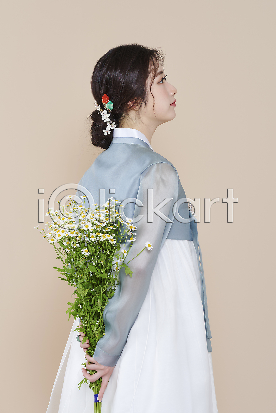 청순 20대 성인 성인여자한명만 여자 한국인 한명 옆모습 포토 국내포토 데이지 뒷짐 들기 베이지색배경 뷰티 상반신 스튜디오촬영 실내 응시 의료성형뷰티 저고리 차분 한복