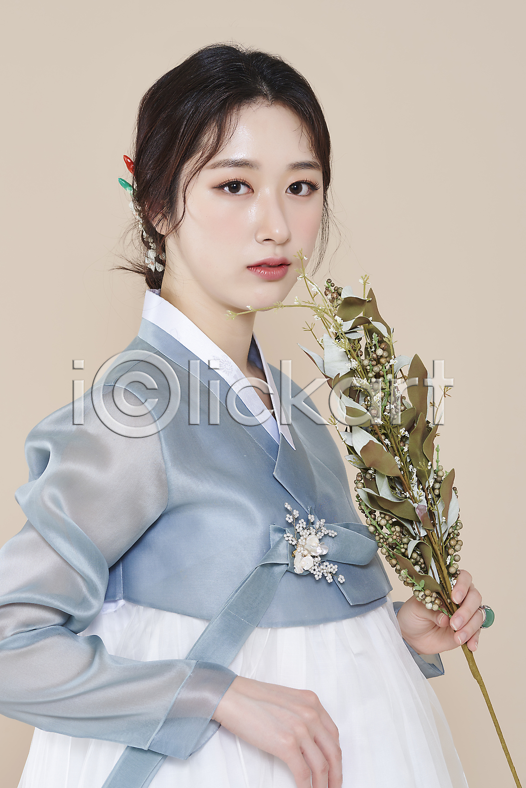 청순 20대 성인 성인여자한명만 여자 한국인 한명 옆모습 포토 국내포토 들기 베이지색배경 뷰티 상반신 스튜디오촬영 식물 실내 응시 의료성형뷰티 저고리 차분 한복